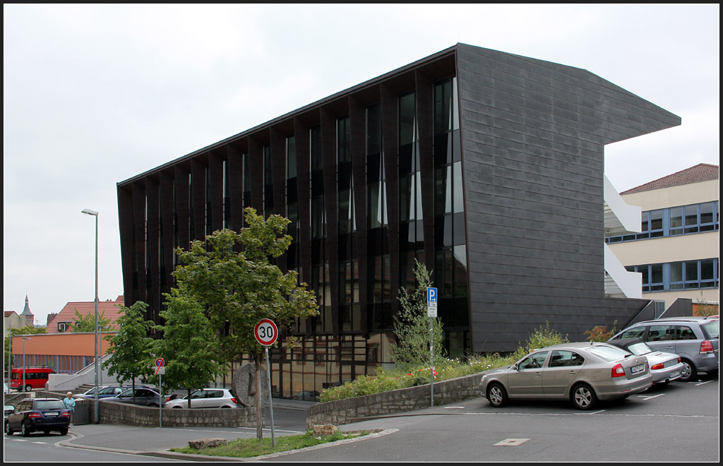 . Eigenwillig - 

Erweiterung des Deutschhaus Gymnasiums in Wrzburg. Architekten: Wulf & Partner, Fertigstellung: 2008. Nach Norden zur Strae befinden sich die Klassenrume, zum Hof die Flure mit den Treppen. 

http://wulfarchitekten.com/portfolio/deutschhaus-gymnasium-wurzburg/

August 2011 (Matthias)