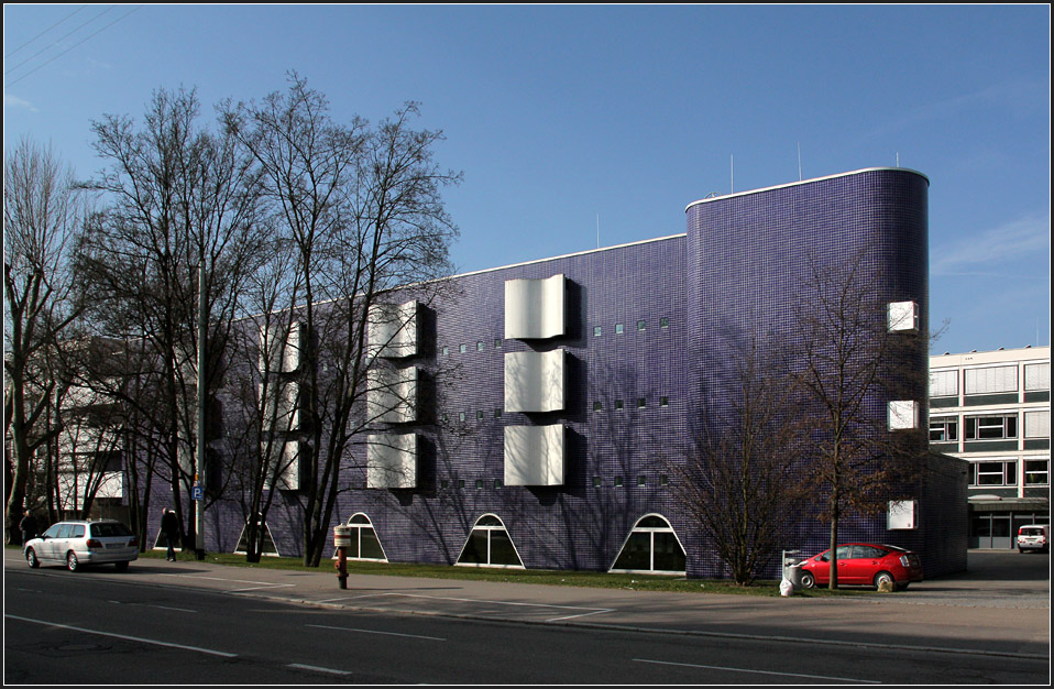 . Eigenwillig -

Erweiterungsbau der Gustav-von-Schmoller Berufschule in Heilbronn. Architekten: Lederer, Ragnarsdttir, Oei, Fertigstellung: 2003. 

Mehr und grere Aufnahmen:
http://architektur.startbilder.de/name/galerie/kategorie/architekten~lederer-ragnarsdttir-oei~2003-gustav-von-schmoller-berufsschule-heilbronn.html

09.03.2011 (Matthias)