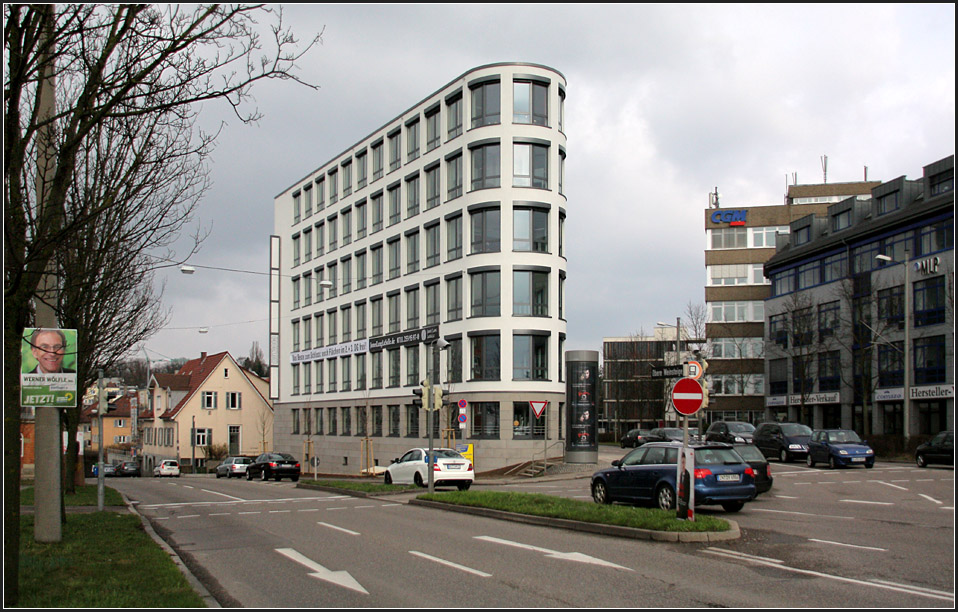 . Ein neues 2010 fertiggestelltes Brogebude am Albplatz in Stuttgart-Degerloch. Irgendwie steht das Haus verloren da. Der Mastabssprung zum anschlieenden Altbau ist recht gro. Insgesamt macht der Albplatz und sein direkte Umfeld eins sehr heterogenisches Bild, blickt man auch auf die Gebude der gegenberliegenden Straenseite. Schne stdtische Pltze mit Ensemblewirkung der Bauwerke scheint den Planern in der heutigen Zeit kaum noch zu gelingen. 19.03.2011 (Matthias)