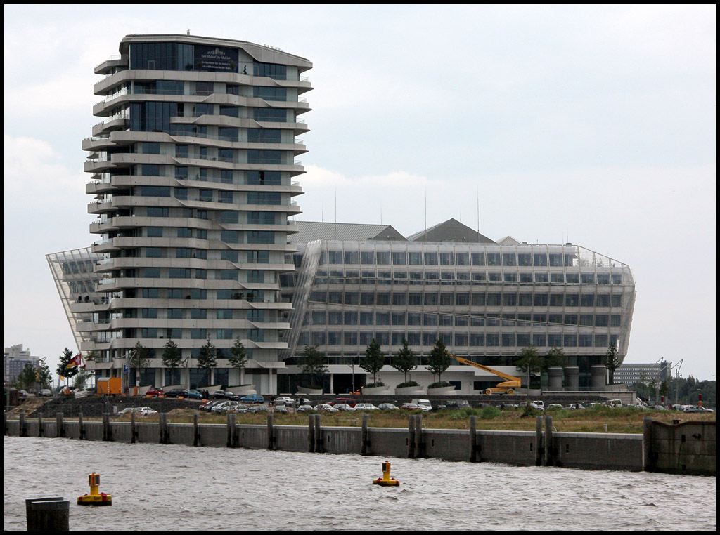 . Ein ungleiches Paar - Marco-Polo-Wohnturm und das Unileverhaus in der Hamburger Hafencity. 28.08.2011 (Matthias)