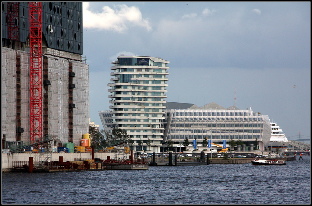 . Ein ungleiches Paar - 

Marco Polo Wohnhochhaus und Unileverhaus. Beide Bauwerke wurden von Behnisch Architekten (Stuttgart) geplant, das Unileverhaus war 2009 fertig, der Marco-Polo-Turm folgt 2010. Vorne rechts die Baustelle der Elbphilharmonie. 

29.08.2011 (Matthias)