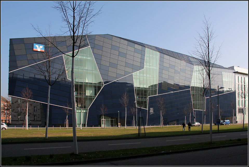 . Eine sehr eigenwillige Fassade zeigt die Hauptverwaltung der Volksbank in Karlsruhe zur Kriegstrae hin. Hinter den verglasten Bereich befindens sich geschossbergreifende Luftrume. Architekten: Herrmann + Bosch, Fertigstellung: 2008. 01.03.2011 (Matthias)