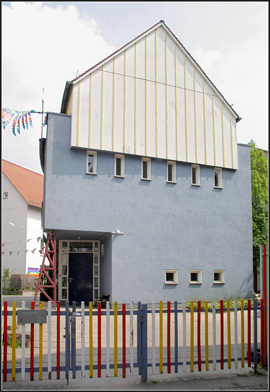 . Eingefgt - 

Ein Kindergarten in der Altstadt von Tbingen. Architekten: Lederer, Ragnarsdottir, Oei. Fertigstellung: 1988. 

02.05.2009 (Matthias)