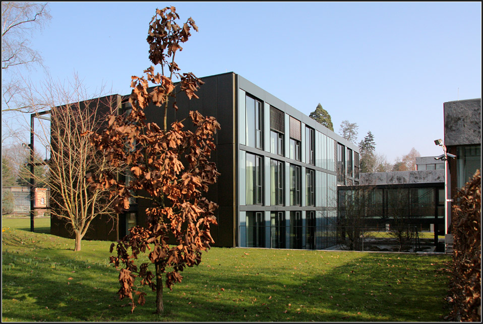 . Erweiterungsbau - 2007 wurde die Erweiterung des Bundesverfassungsgerichtes in Karlsruhe fertiggestellt. Es ergnzt die Anlage um weitere Baukrper. Schrlkamp Architektur, Berlin. Mrz 2011 (Matthias)