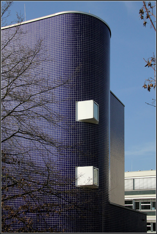 . Erweiterungsbau der Gustav-von-Schmoller Berufschule in Heilbronn: Detailaufnahme des Treppenturm. Runde Forme in der Architektur ergeben immer wieder einen schnen Licht- Schattenverlauf. 09.03.2011 (Matthias)