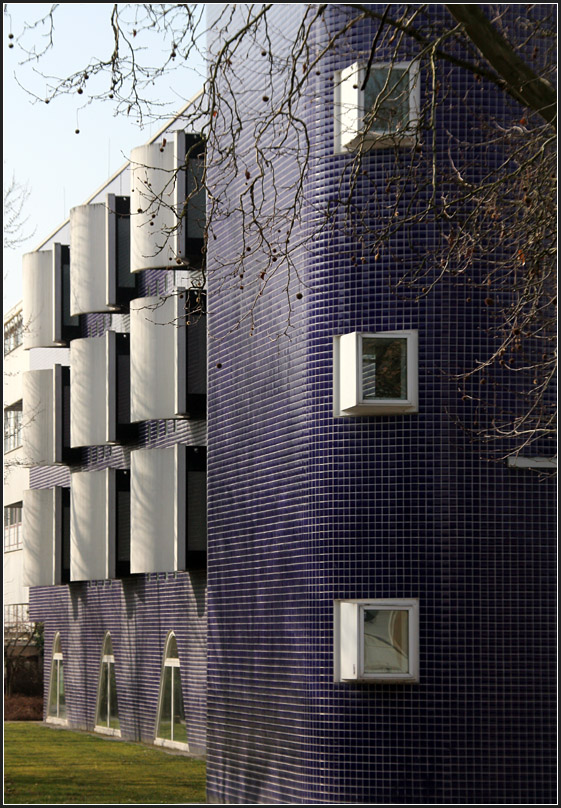 . Erweiterungsbau der Gustav-von-Schmoller Berufschule in Heilbronn: Schrgsicht auf die Straenfassade. Im Vordergrund der fr diese Architekten typische Treppenturm. Die kleine Fenster liegen auf Fubodenhhe des Zwischenpodestes. 09.03.2011 (Matthias)