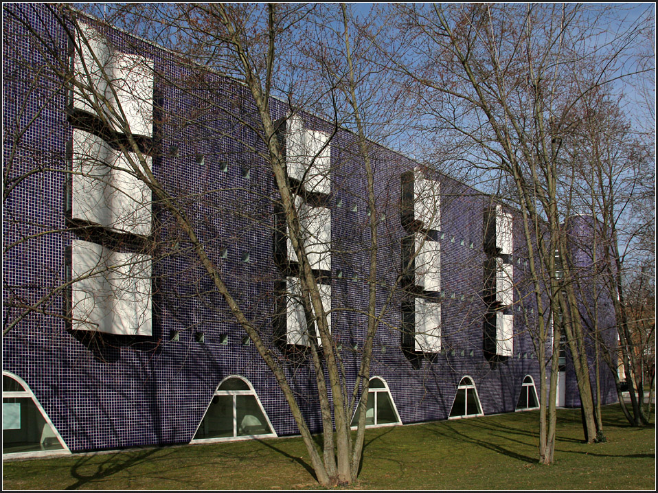 . Erweiterungsbau der Gustav-von-Schmoller Berufschule in Heilbronn: Hinter dieser Wand befinden sich die Flure zu den Klassenzimmern. Durch seitliche Verglasung der geschwungenen Erker fllt das Licht mehr indirekt in die Flure. Innen sind diese Erker in je nach Geschoss unterschiedlichen krftigen Farben gestrichen, wodurch jeder Flur seine eigen Farbstimmung erhlt. Die kleinen quadratischen Fenster liegen auf Fubodenhhe. Die Klassenzimmer selber sind zum ruhigen Schulhof (der nicht ffentlich zugnglich ist) hin ausgerichtet. 09.03.2011 (Matthias)