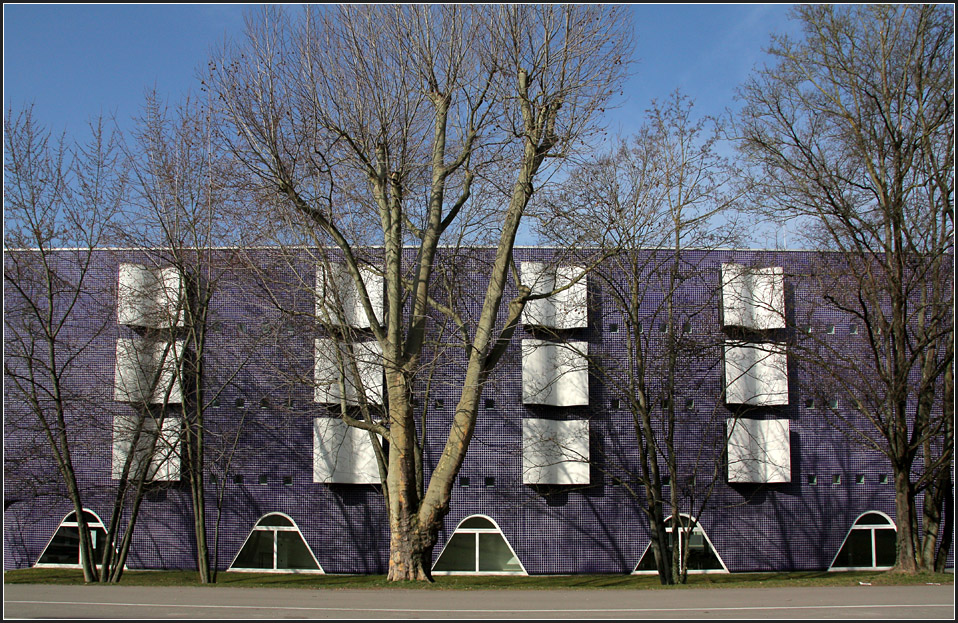 . Erweiterungsbau der Gustav-von-Schmoller Berufschule in Heilbronn: Sehr ungewhnlich ist die Architektur dieses Bauwerkes, mit den dunkelblauen Fleisen als Fassadenmaterial, den geschwungenen weien Erkern und den dreieckfrmigen Fenstern im Erdgeschoss. 09.03.2011 (Matthias)