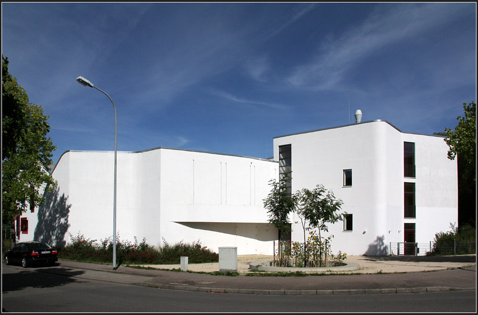 . Erweiterungsbau der Waldorfschule in Freiburg. Architekten: Lederer, Ragnarsdottir, Oei. Fertigstellung: 2008. 

Weitere und grer Bilder:
http://architektur.startbilder.de/name/galerie/kategorie/architekten~lederer-ragnarsdttir-oei~2008-waldorfschule-freiburg.html

18.09.2010 (Matthias)