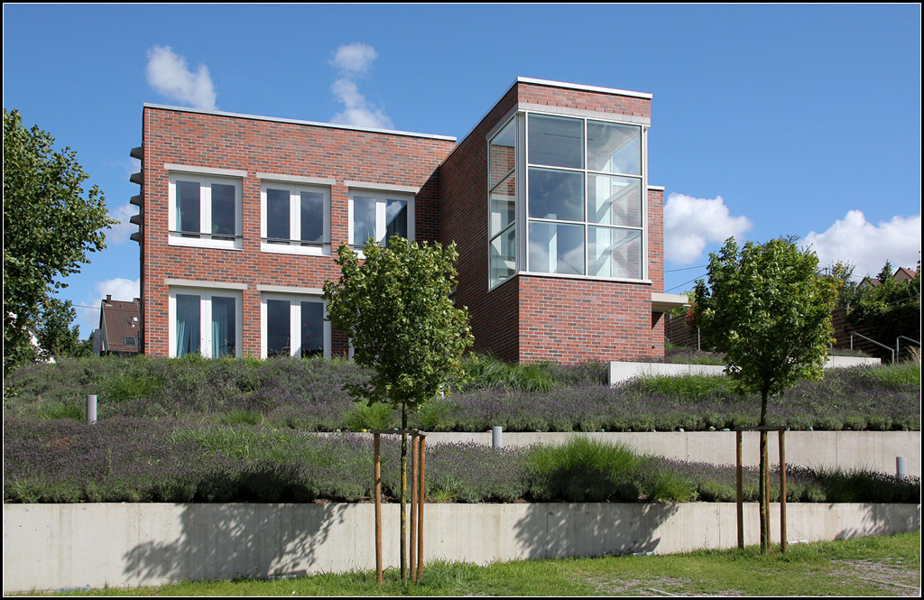 . Evangelisches Gemeindehaus in Stuttgart-Uhlbach. Architekten: Lederer, Ragnarsdottir, Oei. Fertigstellung: 2009. 

http://www.archlro.de/de/projects/projects-culture-and-church/community-centre-stuttgart-uhlbach-2008-2009?order=years

18.07.2011 (Matthias)