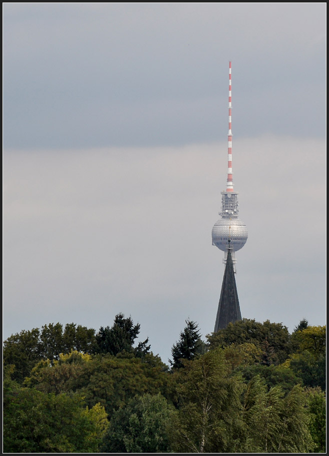 . Falsch - Berliner Fernsehturm mit anderem Schaft (Turm der Kirche am Sdstern). Gesehen vom Flugfeld Tempelhof aus. August 2011 (Jonas)
