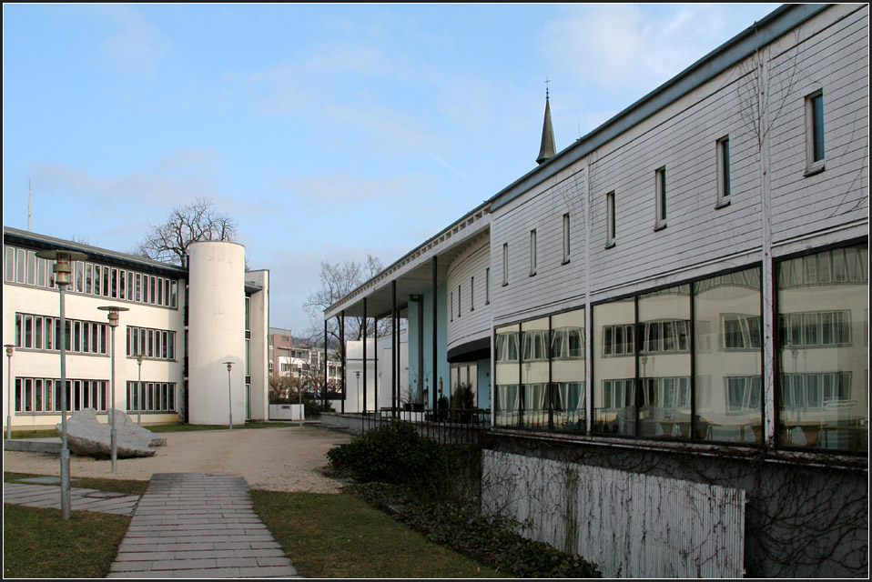 . Finanzamt Reutlingen: Blick auf den Durchgang zwischen Amtsgebude und Kantine. Der runde Fluchttreppenhausturm ist ein Motiv, das im Werk von Lederer, Ragnarsdttir, Oei immer wieder auftaucht. 19.02.2011 (Matthias)