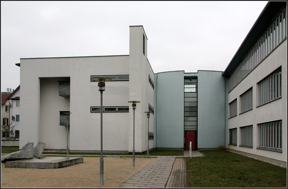 . Finanzamt Reutlingen: Die Brofassaden wurden schlicht verputzt. Die Architektur erinnert an die Klassische Moderne. 19.02.2011 (Matthias)