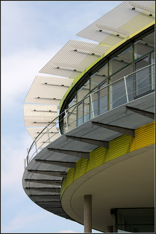 . Fluchtbalkone und als zustzlicher Sonnenschutz dienende Metallgitter prgen die Fassade des runden Obergeschosses. 18.04.2010 (Matthias)