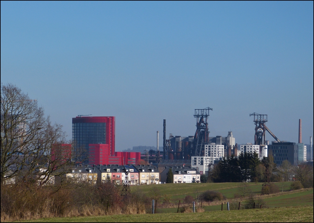 . Frich vun Esch-Belval - 

Die Industriebrache Esch-Belval erstreckt sich auf einer Flche von 122,7 ha westlich der Stadt Esch-sur-Alzette bis zur franzsischen Grenze. Dort befand sich fast ein Jahrhundert lang das integrierte Schmelz/Stahl- und Walzwerk Arbed Esch-Belval.
 
Heute stehen dort noch, als berbleibsel der frhreren industriellen Aktivitt, die beiden Hochfen A (rechts) und B (links), sowie die Geblsehalle und die Mllerei. 

Die beiden Hochfen A und B wurden zwischen 1965 und 1979 gebaut, sie haben eine Hhe von 82, respektiv 90 Meter. Der Hochofen B war der letzte, der in Luxemburg aktiv war, sein Betrieb wurde 1997 gestoppt.

Seit 2001 stehen die beiden letzten Hochfen auf der Liste der klassierten Monumente in Luxemburg. 27 Millionen Euro wurden zur Verfgung gestellt, um die Hochfen zu entrosten und zu sanieren. Der Hochofen A soll komplett saniert werden, whrend der Hochofen B nur als Silhouette stehen bleiben soll. 

04.03.2013 (Jeanny)
