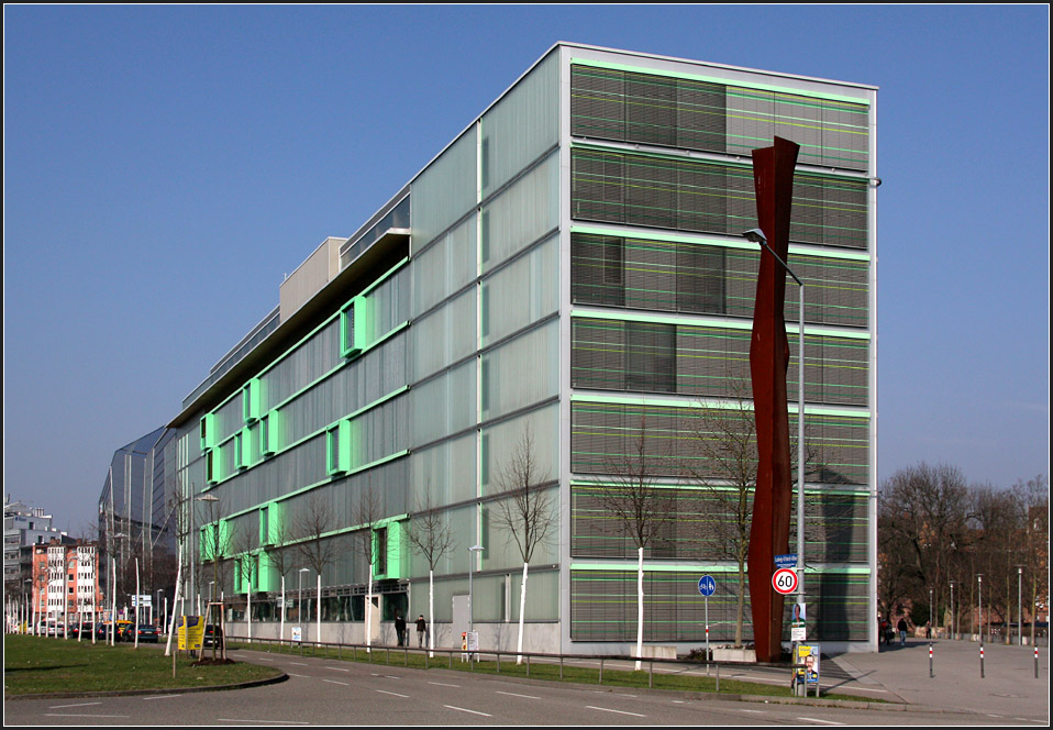 . Friedrich-List-Schule, Karlsruhe. Architekten: Rossmann und Partner, Fertigstellung: 2003. Schularten: Kaufmnnische Berufschule, Berufsfachschule Wirtschaft und Wirtschaftsgymnasium. 01.03.2011 (Matthias)