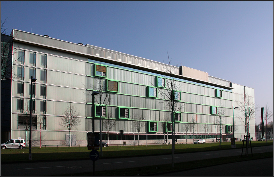 . Friedrich-List-Schule Karlsruhe: Fassade zur vielbefahren Kriegstrae. Hinter dieser Fassade befinden sich die ber Treppen und Luftrume verbundenen Flure. 01.03.2011 (Matthias)