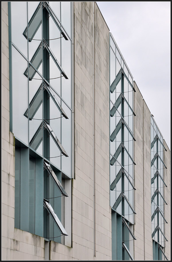 . Frische Luft frs Bundeskanzleramt - Offene Fenster in den Wintergrten des Bundeskanzleramtes in Berlin. August 2011 (Jonas)