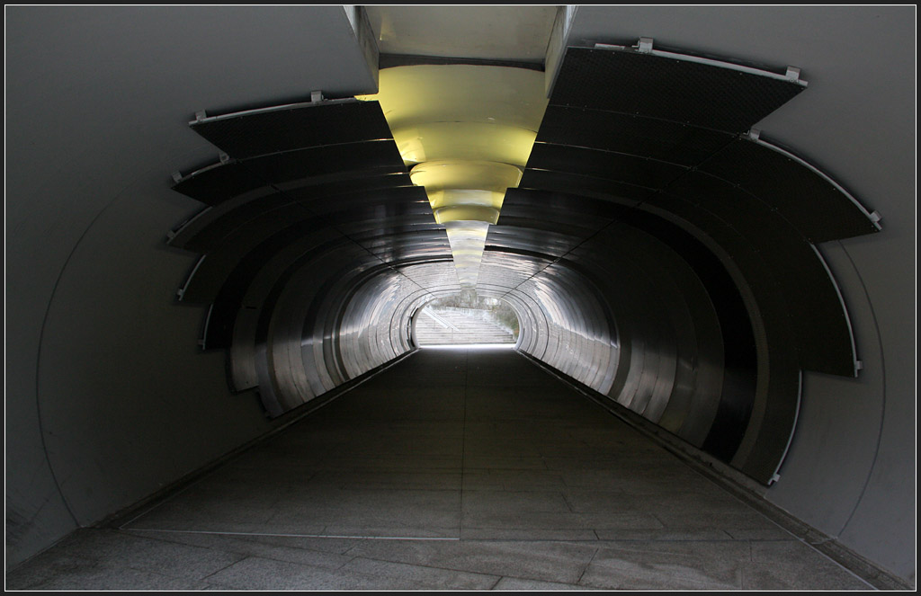 . Fugngerrhre - Fugngerunterfhrung am Bahnhof von Stuttgart-Feuerbach, Architekten: Behnisch und Partner, Fertigstellung: 1990, 18.11.2011 (Matthias)