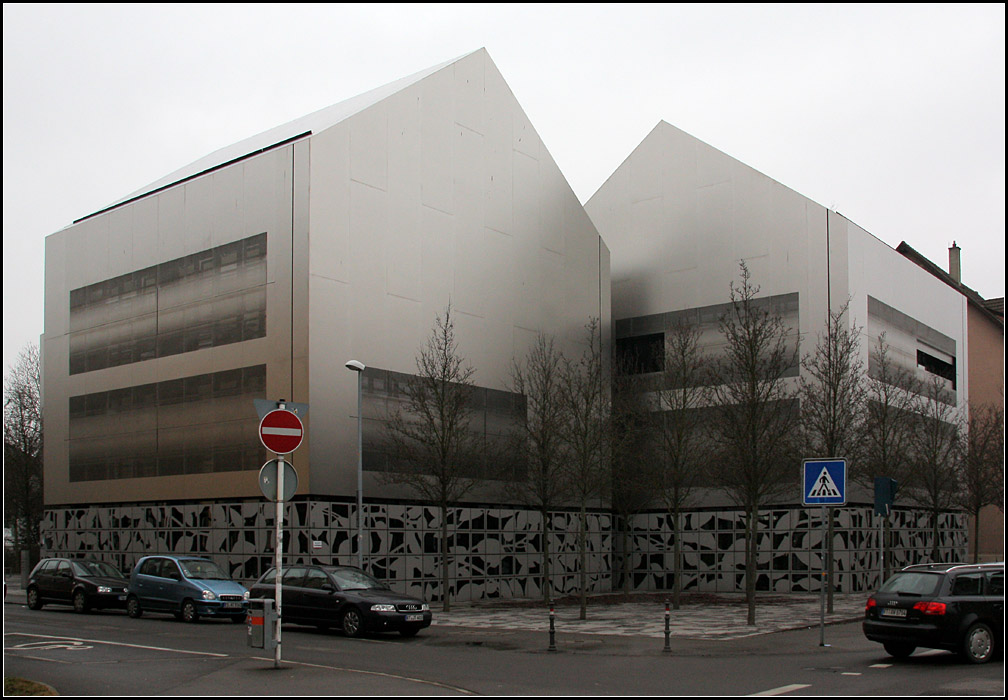 . Gebude der Sdwestmetall in Reutlingen. Architekten: Allmann, Sattler, Wappner. Fertigstellung: 2002. Die Bauform (drei Satteldachhuser) nimmt Bezug auf das Umfeld, whrend die Edelstahlfassade auf den Bauherren hinweist. 2006 wurde das Bauwerk mit dem Hugo-Hring-Preis ausgezeichnet. Leider hatten wir bei unserem Besuch doch recht tristes Wetter. 19.02.2011 (Matthias)