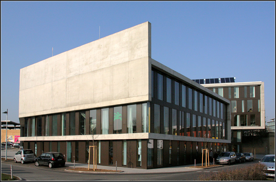 . Generationenhaus CANN in Stuttgart-Bad Cannstatt - Ansicht von der Elwertstraße. Wechsel zwischen geschlossen Sichtbetonteilen und den einheitlichen Fensterbändern. März 2011 (Matthias) 