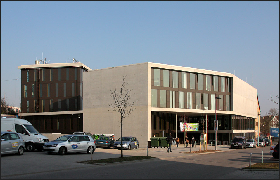 . Generationshaus CANN in Stuttgart-Bad Cannstatt - 

Das 2011 fertiggestellte Gebude vereint Jugendhaus, Jugendherberge und Haus der Familie unter einem Dach. Es steht nahe dem Bahnhof Bad Cannstatt und wurde von Auer, Weber und Assozierte geplant. 

Mehr Bilder unter:
http://architektur.startbilder.de/name/galerie/kategorie/architekten~auer-weber-architekten~2011-cann-stuttgart-bad-cannstatt.html

Mrz 2011 (Matthias)