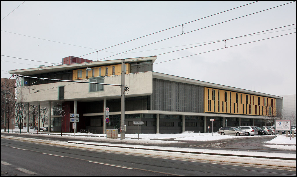 . Gesamtansicht von Sdosten - Universittsbibliothek in Magdeburg. Hinter den beigen Fassadenteilen befinden sich abgetrennte Arbeitspltze fr die Nutzer. 19.03.2013 (Matthias)