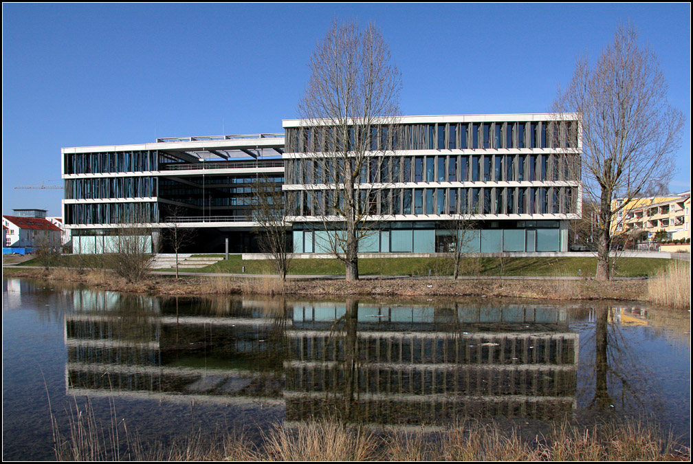 . Gespiegelt - Das Verwaltungsgebäude spiegelt sich in dem benachbarten, kleinen See. Villingen-Schwenningen im März 2011 (Matthias)