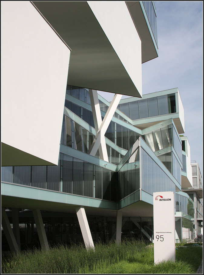 . Gestapelte Bros - Verwaltungsgebude von Herzog & de Meuron in Allschwil bei Basel. Im offenen Atrium innerhalb des Komplexes finden sich die Eingnge. 19.06.2013 (Matthias)