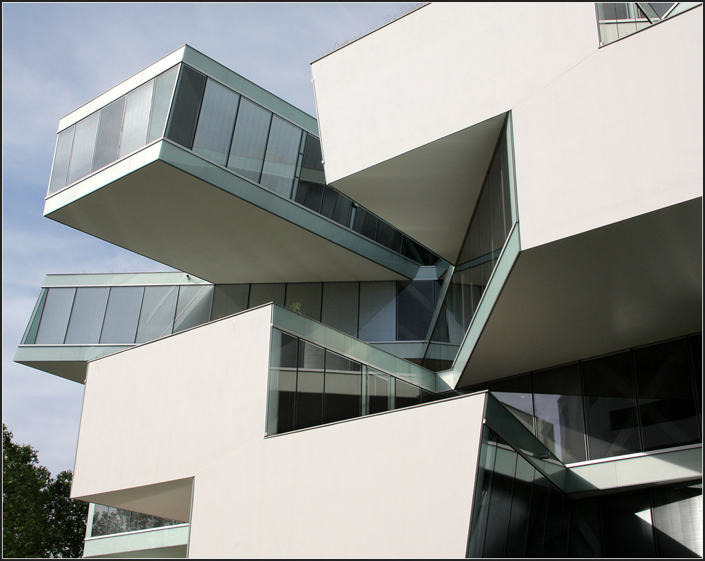 . Gestapelte Bros - Verwaltungsgebude von Herzog & de Meuron in Allschwil bei Basel. Ein Ausschnitt des Chaos. Einzelne Seiten der Balkon sind auch noch abgeschrgt. 19.06.2013 (Matthias)