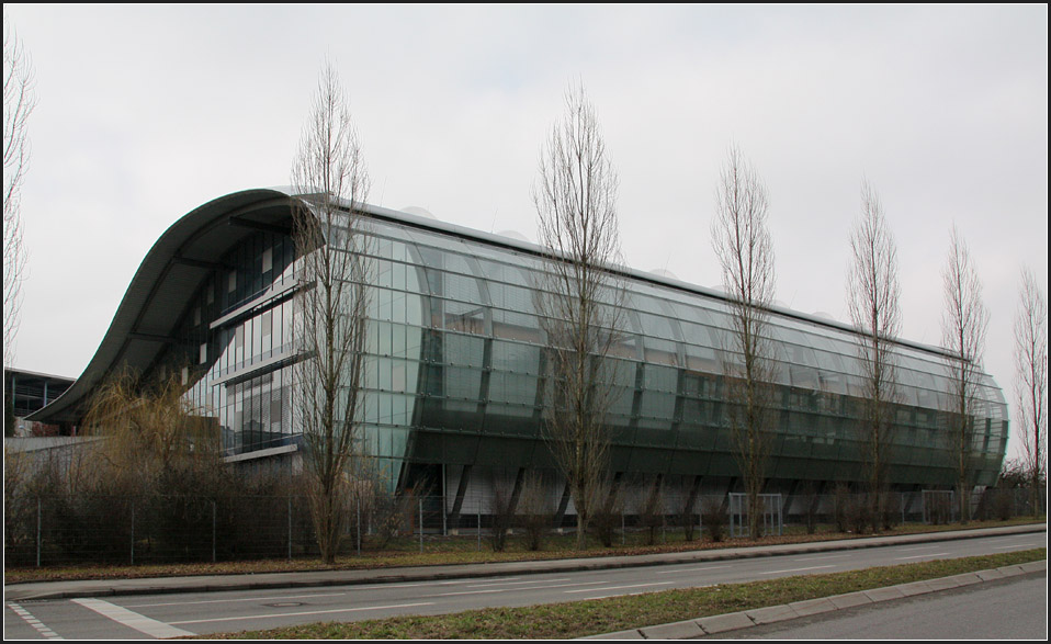 . Glserene Welle - 

Hauptverwaltung einer Computerfirma in Reutlingen-Orschelhagen. Architekten: Wulf & Partener, Fertigstellung: 2003. 

http://wulfarchitekten.com/portfolio/krystaltech-lynx-european-headquarters-reutlingen/

Februar 2011 (Matthias)