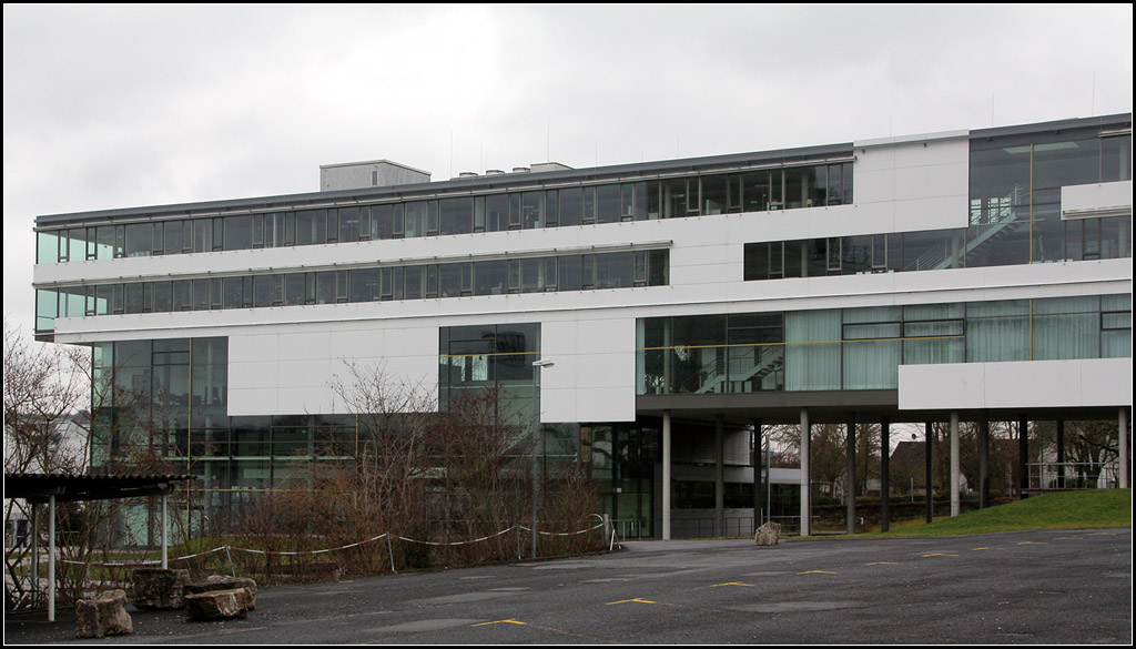 . Glsern - Bro- Ausstellungsgebude in Tauberbischofsheim. Architekten: Behnisch, Behnisch und Partner, Fertigstellung: 1998. 06.01.2013 (Matthias)