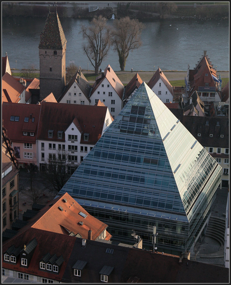 . Glaspyramide - Stadtbibliothek in Ulm von Gottfried Bhm, gesehen vom Turm des Ulmer Mnsters, 28.12.2011 (Matthias)