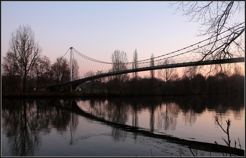 . Golden Gatele - 

Fugngersteg ber den Neckar in Stuttgart beim Max-Eyth-See. Geplant von Schlaich, Bergermann und Partner, Fertigstellung: 1989. Lnge: 164m, Spannweite: 114m, Hhe der Pylone: 21,50/24,50m. 

http://www.sbp.de/de#build/show/1286-Fu%C3%9Fg%C3%A4ngerbr%C3%BCcke_Max-Eyth-See_%C3%BCber_den_Neckar

November 2011 (Matthias)