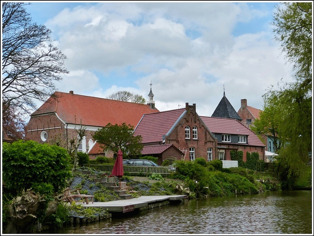 . Greetsiel (Krummhrn) - Die evangelisch-reformierte Kirche von Greetsiel vom Kanal aus gesehen am 06.05.2012. (Jeanny)