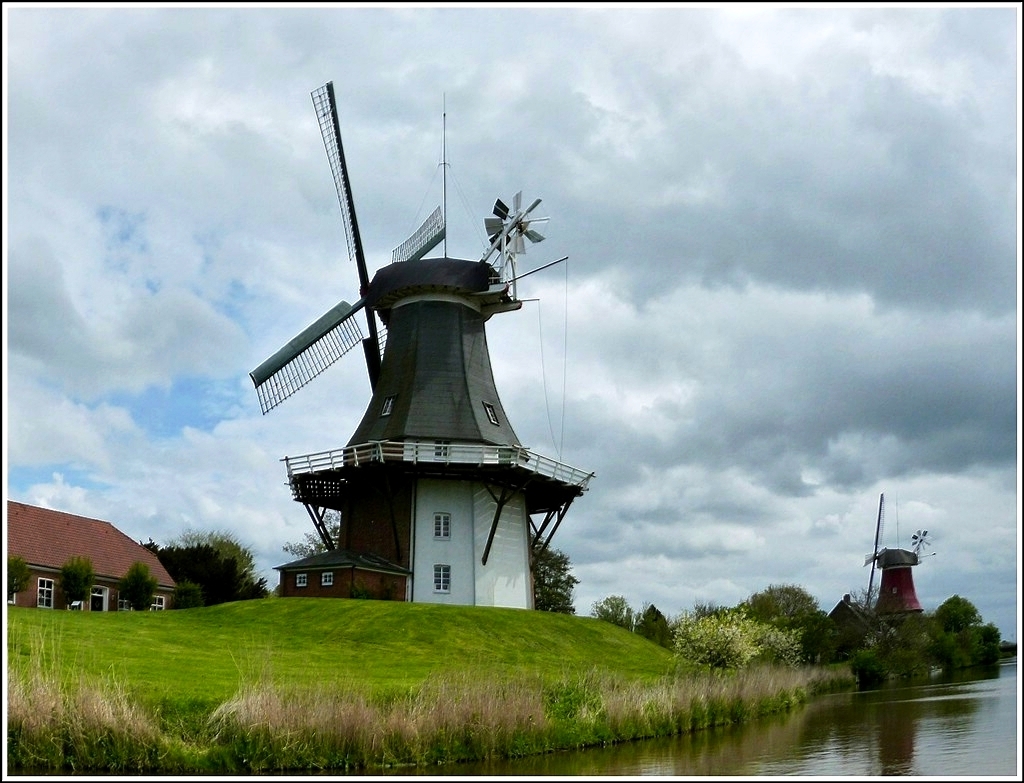 . Greetsiel (Krummhrn) - Die Zwillingsmhlen von Greetsiel sind Hollnderwindmhlen und stammen aus den Jahren 1856 (grne Mhle) und 1706 (rote Mhle). 06.05.2012 (Jeanny) 