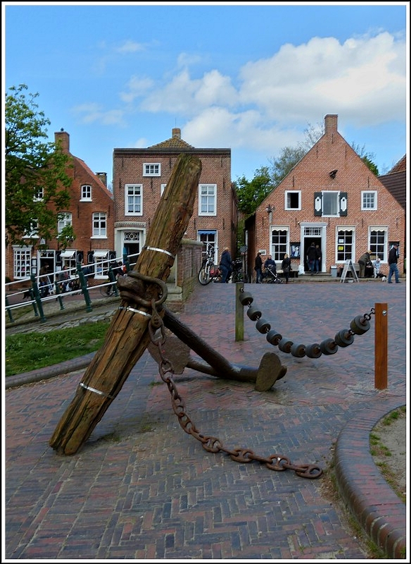 . Greetsiel (Krummhrn) - Ein alter Anker im Hafen von Greetsiel. 06.05.2012 (Hans) 