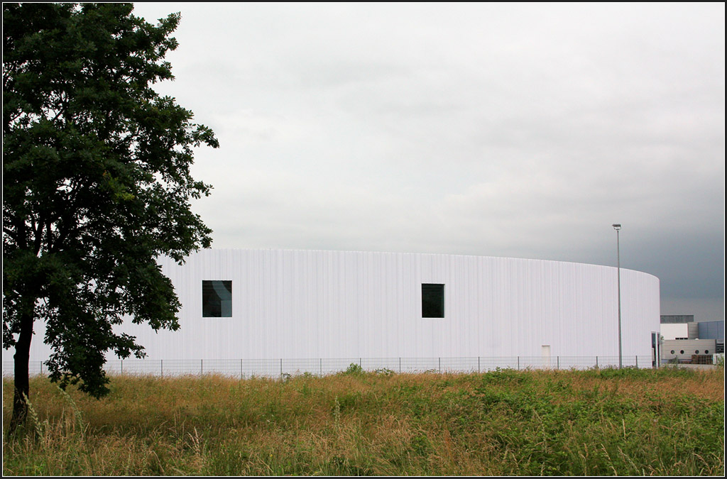 . Groer Rundbau - Durch seine Fassade verbindet sich das Vitra-Vertriebszentrum von Sanaa fast bergangslos mit dem Wolkenhimmel. Weil am Rhein, 20.06.2013 (Matthias)