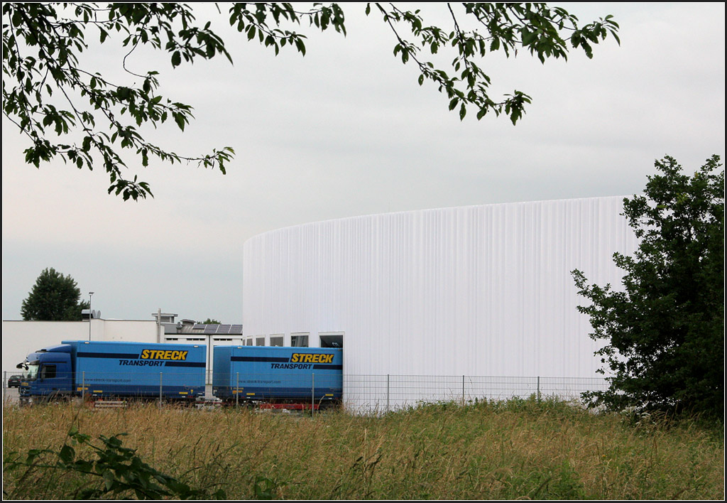 . Groer Rundbau - Im Vitra-Betriebsgelnde in Weil am Rhein wurde 2013 das neue Vertriebszentrum erffnet. Der groe Rundbau, der nur nherungsweise einem Kreis entspricht, hat einen Durchmesser von ca. 160 Meter. Geplant wurde es von den japanischen Architekten Kazuyo Sejima und Ryue Nishizawa. Deren gemeinsames Bro nennt sich Sanaa, wobei beide Architekten auch noch jeweils eigene Bros betreiben.  20.06.2013 (Matthias)