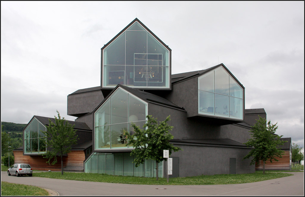 . Huserhaufen - Vitrahaus in Weil am Rhein von Herzog & de Meuron. In alle Richtungen blicken die verglasten Giebelseiten. 20.06.2013 (Matthias)