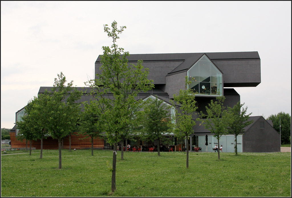 . Huserhaufen - 

Vitrahaus in Weil am Rhein von Herzog & de Meuron. Die Stapelung zeigt eine gewisse Verwandschaft zum Verwaltungsgebude in Allschwil, hier sind es aber keine Fachwerktrger sondern fnfeckige  Rhren . Da sich die Bauteil schneiden gibt es im Innern spannende rumliche Situationen. 

http://www.herzogdemeuron.com/index/projects/complete-works/276-300/294-vitrahaus/IMAGE.html

Fertigstellung: 2010. 20.06.2013 (Matthias)