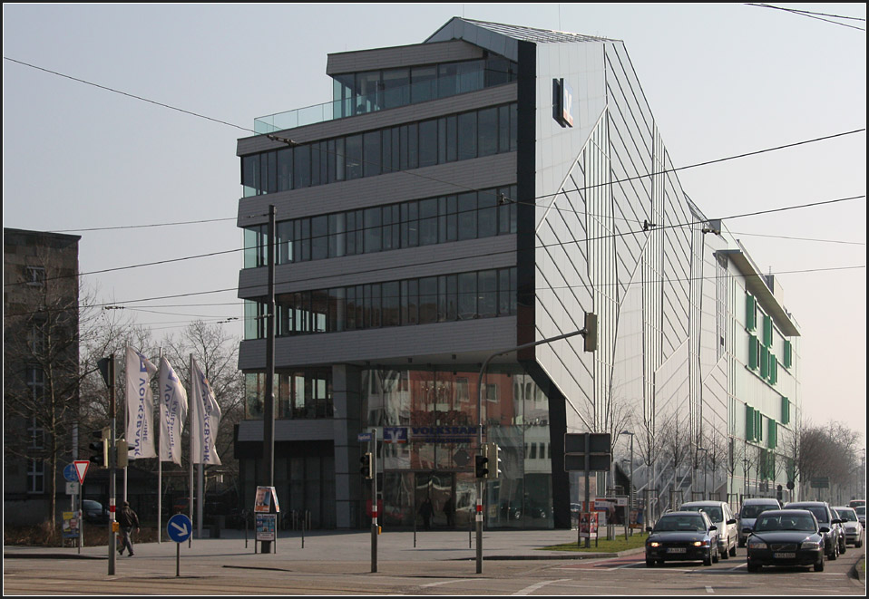 . Hauptverwaltung der Volksbank in Karlsruhe. Das Gebude schliet an die krzlich vorgestellte Friedrich-List-Schule an (rechts im Hintergrund). 01.03.2011 (Matthias)