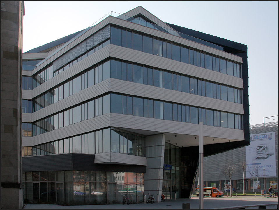 . Hauptverwalung der Volksbank in Karlsruhe: Nach Süden und Westen zeigt das Gebäude eher  normale  Bürohaus-Bandfassaden. 01.03.2011 (Matthias)