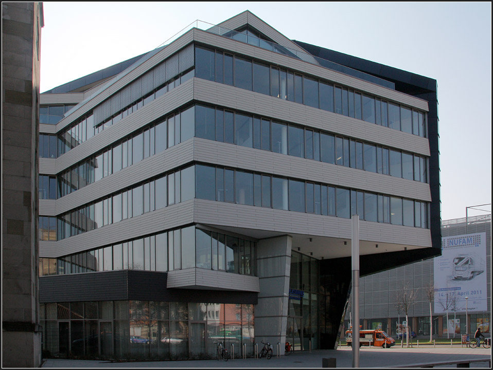 . Hauptverwalung der Volksbank in Karlsruhe: Nach Sden und Westen zeigt das Gebude eher  normale  Brohaus-Bandfassaden. 01.03.2011 (Matthias)