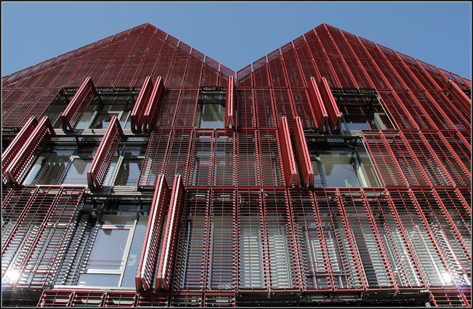 . Haus der Museumsgesellschaft Ulm - Die Fassade ist in zwei Ebenen aufgelst: Hinter der ueren Schicht aus Metallrosten ist die zweite Ebene der Fassade vllig verglast.  Die Klapp-/Schiebeelemente der Metallfassade erinnert an historische Klapplden. Es ergibt sich immer wieder ein anderes Bild, je nach dem welche Teile geffnet bzw. geschlossen sind. 02.03.2011 (Matthias)