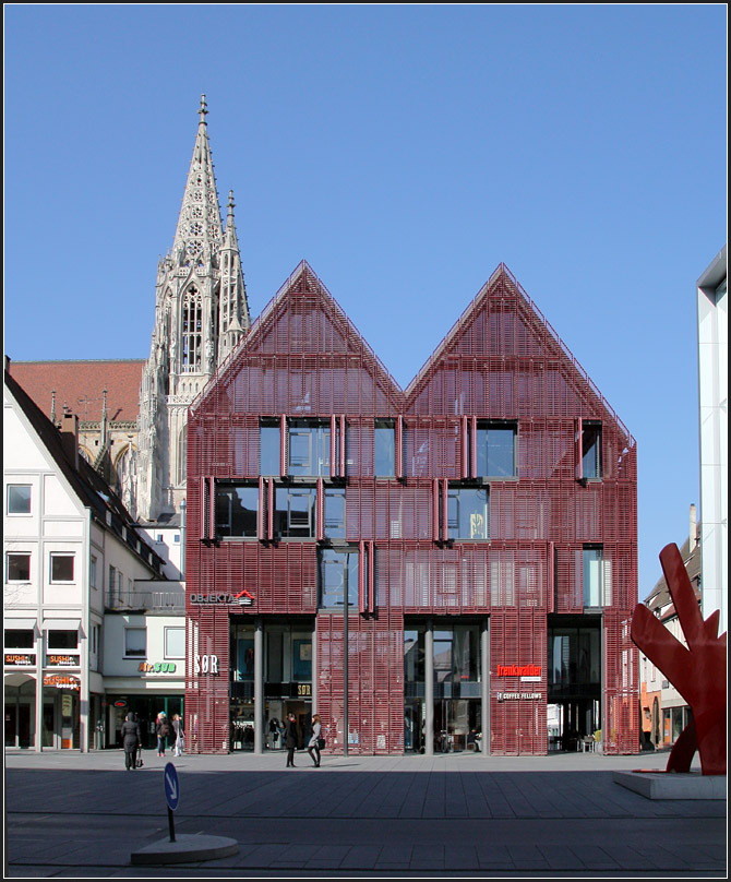 . Haus der Museumsgesellschaft Ulm - In zentrale Innenstadtlage an der Neuen Strae wurde 2007 dieses Gebude fertiggestellt, das aufgrund seinem Doppelgiebel gut in sein Umfeld passt, ohne seine Entstehungszeit zu verleugnen. Geplant wurde das Gebude von Schaudt Architekten (Konstanz). 02.03.2011 (Matthias)