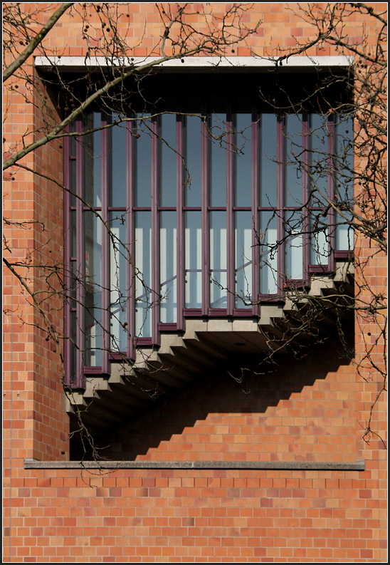 . Heinrich-Hbsch-Schule: Interessant ist die Anordnung der Treppen an der Straenfassade. 01.03.2011 (Matthias)
