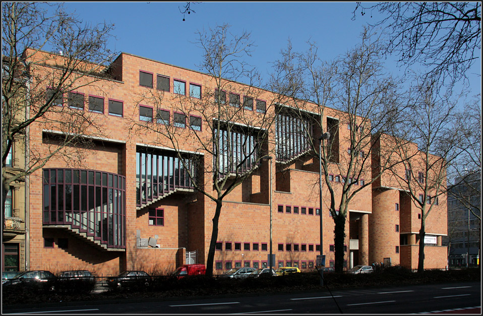 . Heinrich-Hbsch-Schule in Karlsruhe. Die Nebenrume und Treppenanlagen liegen zu den vielbefahrenen Straen, hin, whrend die Klassenrume auf die Hfe ausgerichtet sind. 01.03.2011 (Matthias)