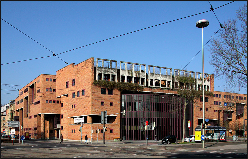 . Heinrich-Hbsch-Schule in Karlsruhe, geplant von dem Architekten Heinz Mohl, fertiggestellt 1985. 1988 erhielt das Bauwerk den Hugo-Hring-Preis. 01.03.2011 (Matthias)