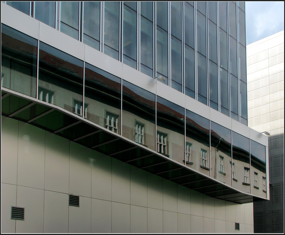 . Hervorspringend - Zur Klosterstrae springt das Trajekt aus dem Gebude hervor, hier ist auch der Fuboden verglast. Niederlndische Botoschaft, Berlin, August 2010 (Jonas)